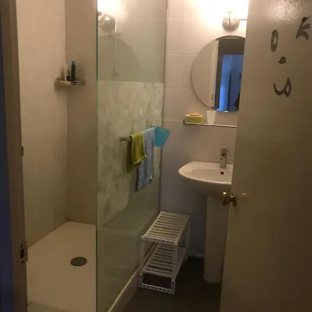 Chambre Spacieuse Et Confortable Il Y A Un Ascenseur Et Idealement Situe Homestay *