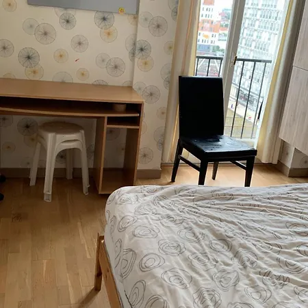 Chambre Spacieuse Et Confortable Il Y A Un Ascenseur Et Idealement Situe *